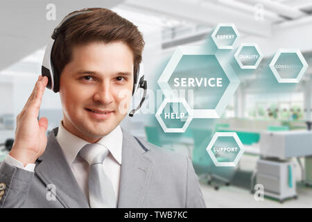 Business Consulting concetto. Imprenditore presse soluzione di testo su schermo virtuale. Foto Stock