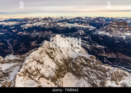 Vista aerea del crinale nevoso del Monte Civetta, Ampezzo Dolomiti, Cortina d'Ampezzo, Belluno, Veneto, Italia Foto Stock