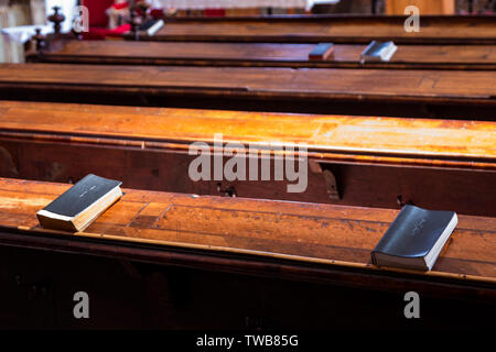 Libri di Imnal lasciati su zampe di legno in chiesa, Koszeg, Ungheria Foto Stock