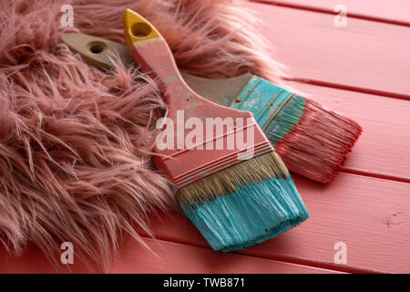 Color corallo e turchese spazzole su legno dipinto e pellicce Foto Stock