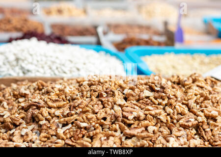 Pila di le noci sbucciate pronti per la vendita sul mercato a Belgrado. Close up. Foto Stock