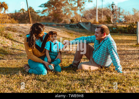 Famiglia giocare nel parco con figlio Foto Stock