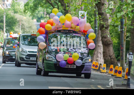 Glasgow, Scotland, Regno Unito. 19 giugno 2019. Il Glasgow Taxi escursione a Troon che quest'anno celebra il 74º anniversario. Si tratta di una gita annuale dove oltre 100 tassisti della città si veste di costumi di fantasia, decorare il loro taxi e prendere più di 300 bambini con bisogni speciali in un giorno di viaggio per la città balneare di Troon. Credito: Berretto Alamy/Live News Foto Stock