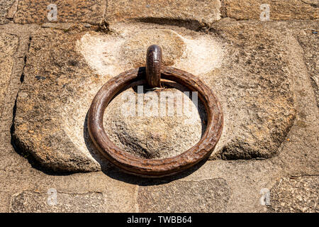 Metallo arrugginito ormeggio set anello in pietra sulla banchina Foto Stock