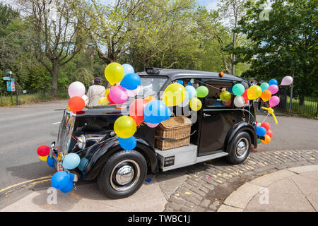 Glasgow, Scotland, Regno Unito. 19 giugno 2019. Il Glasgow Taxi escursione a Troon che quest'anno celebra il 74º anniversario. Si tratta di una gita annuale dove oltre 100 tassisti della città si veste di costumi di fantasia, decorare il loro taxi e prendere più di 300 bambini con bisogni speciali in un giorno di viaggio per la città balneare di Troon. Credito: Berretto Alamy/Live News Foto Stock