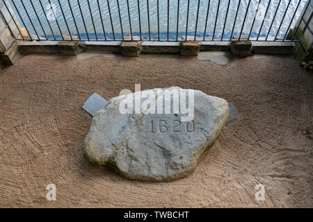 Stati Uniti d'America ma Massachusetts Plimouth Plymouth Plymouth Rock sulle rive della Baia di Plymouth dove i pellegrini hanno detto di avere sbarcati per la prima volta Foto Stock