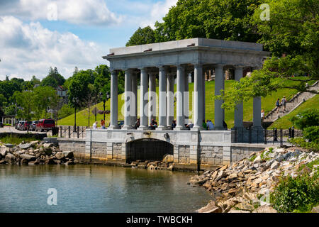 Stati Uniti d'America ma Massachusetts Plimouth Plymouth Plymouth Rock sulle rive della Baia di Plymouth dove i pellegrini hanno detto di avere sbarcati per la prima volta Foto Stock