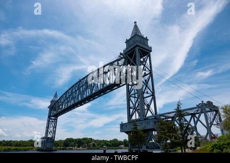 Stati Uniti Massachusetts MA Canale di Cape Cod Railroad ponte sul canale di Cape Cod un sollevamento verticale ponte anche noto come la poiana Bay ponte ferroviario 1935 Foto Stock