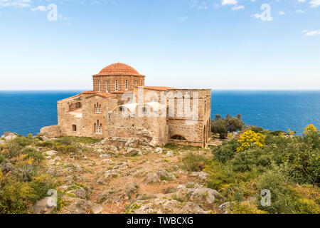 Monemvasia, Grecia. La Chiesa di Agia Sophia sulla sommità del pianoro, con il mare in background Foto Stock