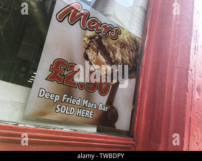 Deep fried Mars bar segno, a Edimburgo, Scozia, il 5 aprile 2019. Foto Stock