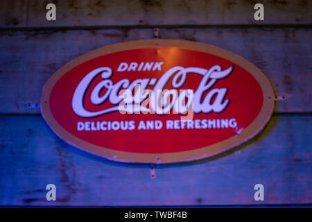 Orlando, Florida. Giugno 02, 2019. Vintage bere Coca Cola segno a Disney molle in area di Lake Buena Vista. Foto Stock