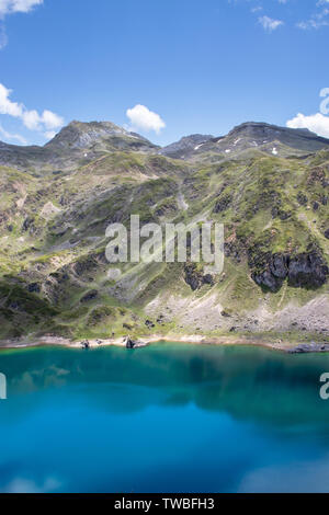 Paesaggio di montagna vicino al Saliencia Laghi glaciali. Calabazosa lago nel Somiedo national park, spagna Asturie. Turchesi acque cristalline. Whi Foto Stock