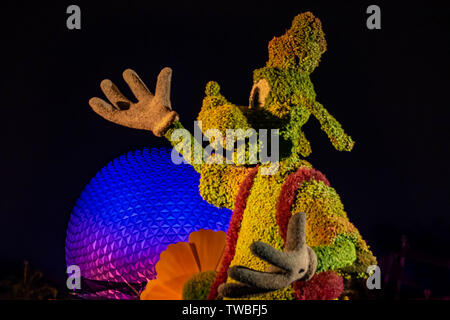 Orlando, Florida. Giugno 03, 2019. Topiaria da Pippo e sfera astronave Terra attrazione a Epcot nel Walt Disney World Foto Stock