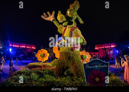 Orlando, Florida. Giugno 03, 2019. Topiaria da Pippo e sfera astronave Terra attrazione a Epcot nel Walt Disney World Foto Stock