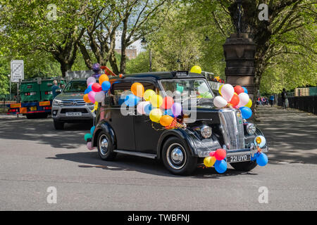 Glasgow, Scotland, Regno Unito. 19 giugno 2019. Il Glasgow Taxi escursione a Troon che quest'anno celebra il 74º anniversario. Si tratta di una gita annuale dove oltre 100 tassisti della città si veste di costumi di fantasia, decorare il loro taxi e prendere più di 300 bambini con bisogni speciali in un giorno di viaggio per la città balneare di Troon. Credito: Berretto Alamy/Live News Foto Stock