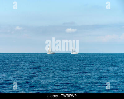Due barche a vela sull'oceano Foto Stock