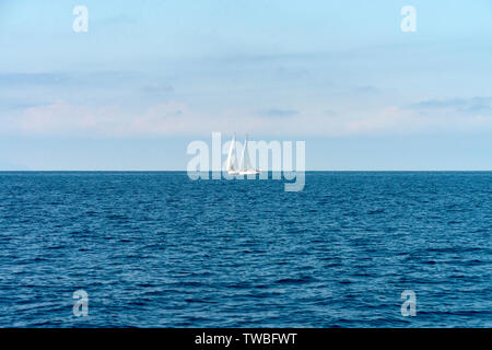 Due barche a vela sull'oceano Foto Stock