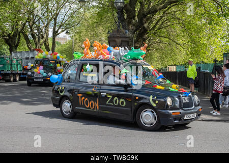 Glasgow, Scotland, Regno Unito. 19 giugno 2019. Il Glasgow Taxi escursione a Troon che quest'anno celebra il 74º anniversario. Si tratta di una gita annuale dove oltre 100 tassisti della città si veste di costumi di fantasia, decorare il loro taxi e prendere più di 300 bambini con bisogni speciali in un giorno di viaggio per la città balneare di Troon. Credito: Berretto Alamy/Live News Foto Stock