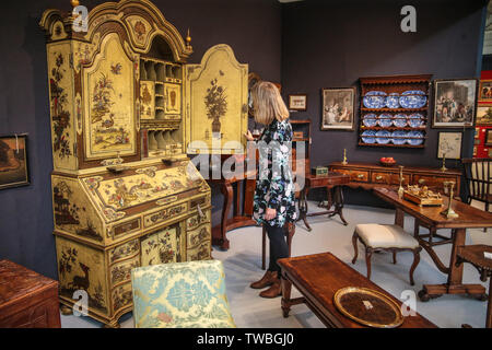 Londra, Regno Unito. 19 giugno 2019. Celebra il suo 47o anno in 2019, l'arte e antiquariato Olympia è riconosciuto come uno dei più prestigiosi e fiere stabilita nel Regno Unito e una destinazione annuale per oltre 30.000 e perspicaci visitatori sofisticati.Dotato di un eclettico mix di pezzi ricavati dall antichità ad oggi, e con prezzi a partire da € 100 a € 1 milioni. Una rara, vernice trasparente weah armadio circa 1910.inglese. Credito: Paolo Quezada-Neiman/Alamy Live News Foto Stock