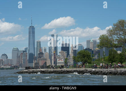 La parte inferiore di Manhattan e Governors Island come visto dal porto di New York di alloggiamento superiore. Foto Stock