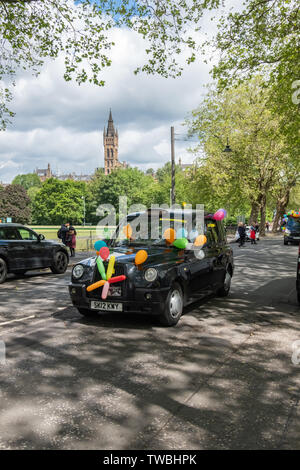 Glasgow, Scotland, Regno Unito. 19 giugno 2019. Il Glasgow Taxi escursione a Troon che quest'anno celebra il 74º anniversario. Si tratta di una gita annuale dove oltre 100 tassisti della città si veste di costumi di fantasia, decorare il loro taxi e prendere più di 300 bambini con bisogni speciali in un giorno di viaggio per la città balneare di Troon. Credito: Berretto Alamy/Live News Foto Stock