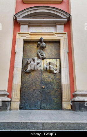 Chiesa dell'alma Madre di Dio o la Chiesa Gesuita, le porte delle chiese di Igor Mitoraj in Varsavia. Polonia Foto Stock