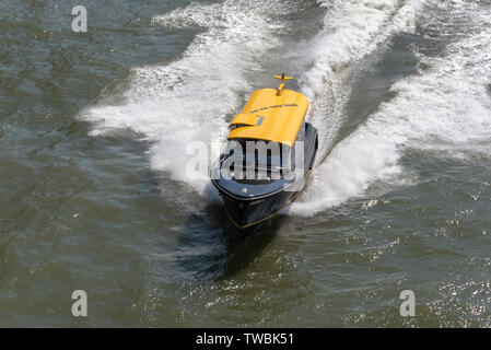 Rotterdam, Paesi Bassi - 18 Aprile 2019 : Acqua taxi velocizzando al di sopra del nuovo fiume Meuse vista aerea Foto Stock