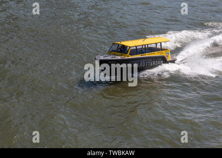 Rotterdam, Paesi Bassi - 18 Aprile 2019 : Acqua taxi velocizzando al di sopra del nuovo fiume Meuse vista aerea Foto Stock