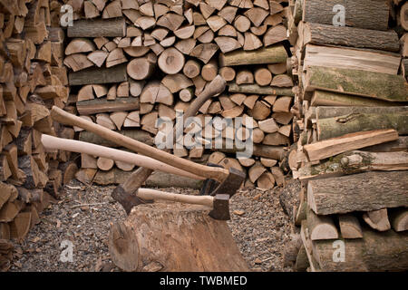 Un vecchio ax con fuoco a legna Foto Stock