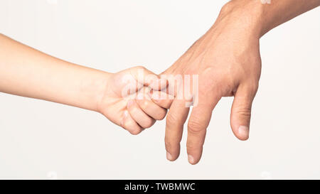 Figlio tenendo il suo papà del dito, seguendo il padre nella vita, bianco di sfondo per studio, close up Foto Stock