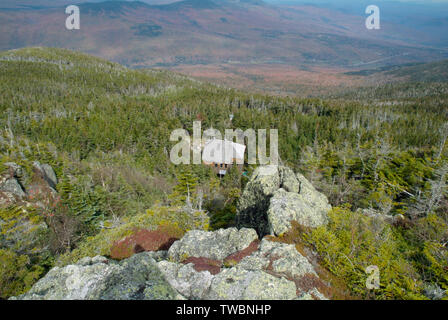 Guardando verso il basso sulla manopola grigia cabina da un si affacciano lungo Lowe's percorso nel nord gamma presidenziale nel White Mountain National Forest di nuovo prosciutto Foto Stock