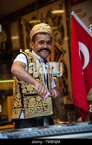 Tradizionale turca Gelato venditori lungo Istiklal Street nella parte europea di Istanbul, Turchia Foto Stock