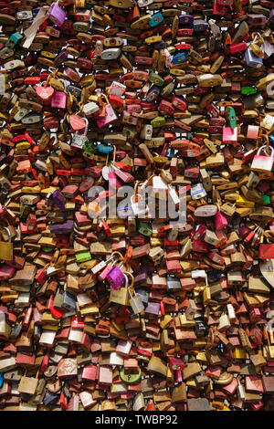 Amore si blocca su Colonia Ponte Hohenzollern. Migliaia di coloratissimi amore lucchetti decorano la ringhiera a ponte sopra il fiume Reno. Foto Stock