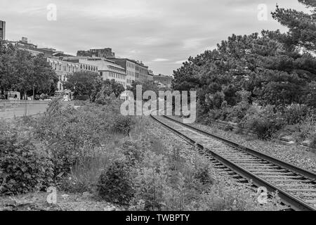 Viste di binari ferroviari della vecchia Montreal. Foto Stock