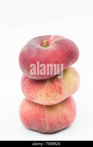 Appartamento pesche importate dalla Spagna e comprato da un supermercato nel Regno Unito. fotografato su uno sfondo bianco. Inghilterra REGNO UNITO GB Foto Stock