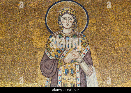 St Agnes (vestita come una imperatrice) essendo data la corona del martirio - in stile bizantino mosaico, circa 625 AD - Basilica di Sant'Agnese fuori le Mura Foto Stock