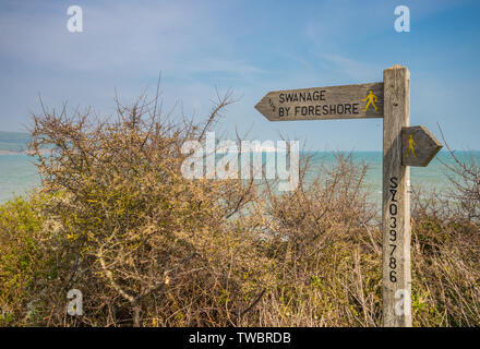 Segno di Swanage foreshore a: Peveril Point in cima alla scogliera, Swanage, Dorset, Regno Unito Foto Stock