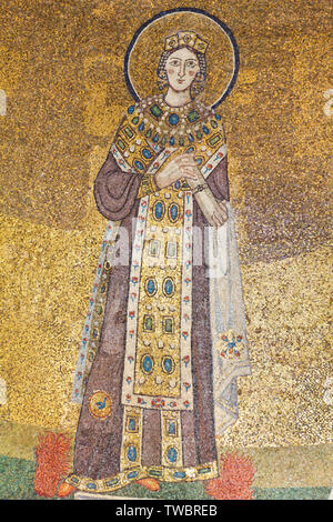 St Agnes (vestita come una imperatrice) essendo data la corona del martirio - in stile bizantino mosaico, circa 625 AD - Basilica di Sant'Agnese fuori le Mura Foto Stock