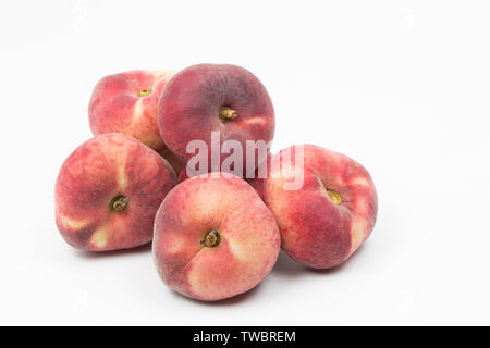 Appartamento pesche importate dalla Spagna e comprato da un supermercato nel Regno Unito. fotografato su uno sfondo bianco. Inghilterra REGNO UNITO GB Foto Stock