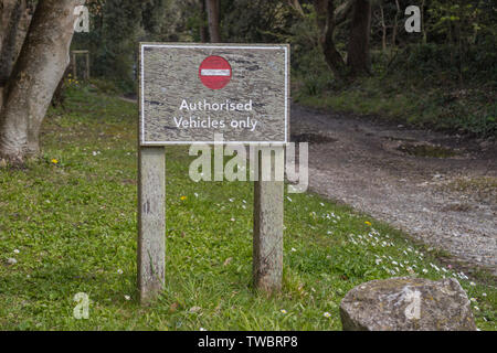 Per i veicoli autorizzati solo segno Foto Stock