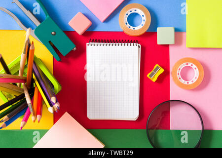 Assortita di forniture scolastiche. Si torna a scuola concetto. Vista dall'alto. Copyspace Foto Stock