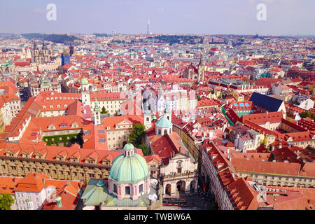 Immagine aerea di Praga, Repubblica Ceca, in una bella giornata estiva sulla città - Praga uno distretto comunale. Foto Stock