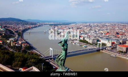Immagine aerea della statua liberty di Budapest, Ungheria, con una vista generale della città durante la luce del primo mattino. Foto Stock