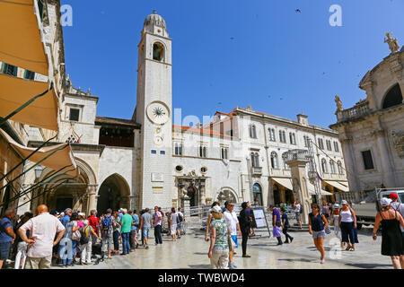 La Torre dell'Orologio, Gradski zvinik, alla fine dello Stradun nella piazza della Loggia nel centro storico della città vecchia di Dubrovnik, Croazia Foto Stock