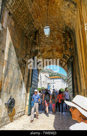 Cancello Ploce sulle mura della città vecchia, Dubrovnik, Croazia Foto Stock