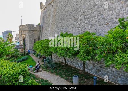 Cancello Ploce e fortezza Revelin sulle mura della città vecchia, Dubrovnik, Croazia Foto Stock