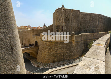 Il ponte a cancello Ploce e fortezza Revelin sulle mura della città vecchia, Dubrovnik, Croazia Foto Stock