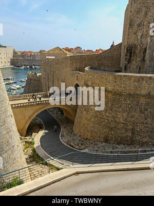 Il ponte a cancello Ploce e fortezza Revelin sulle mura della città vecchia, Dubrovnik, Croazia Foto Stock