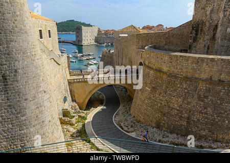 Il ponte a cancello Ploce e fortezza Revelin sulle mura della città vecchia, Dubrovnik, Croazia Foto Stock