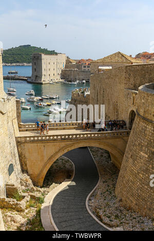 Il ponte a cancello Ploce e fortezza Revelin sulle mura della città vecchia, Dubrovnik, Croazia Foto Stock